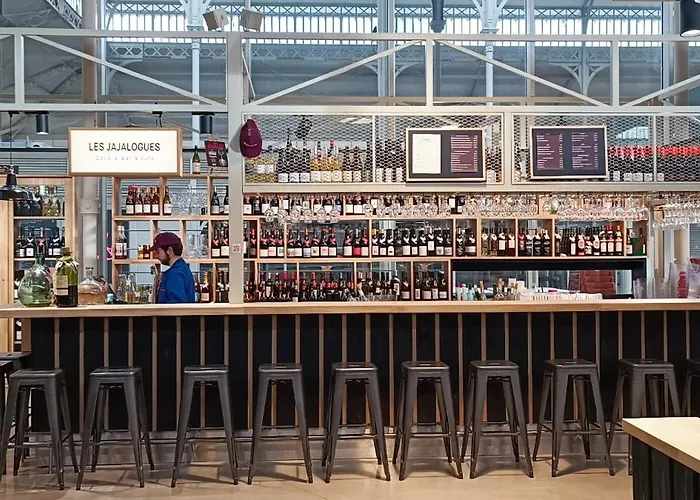 Les Halles Superbe 4 Personnes Wi-fi Climatisation Netflix Coeur De Et Historique